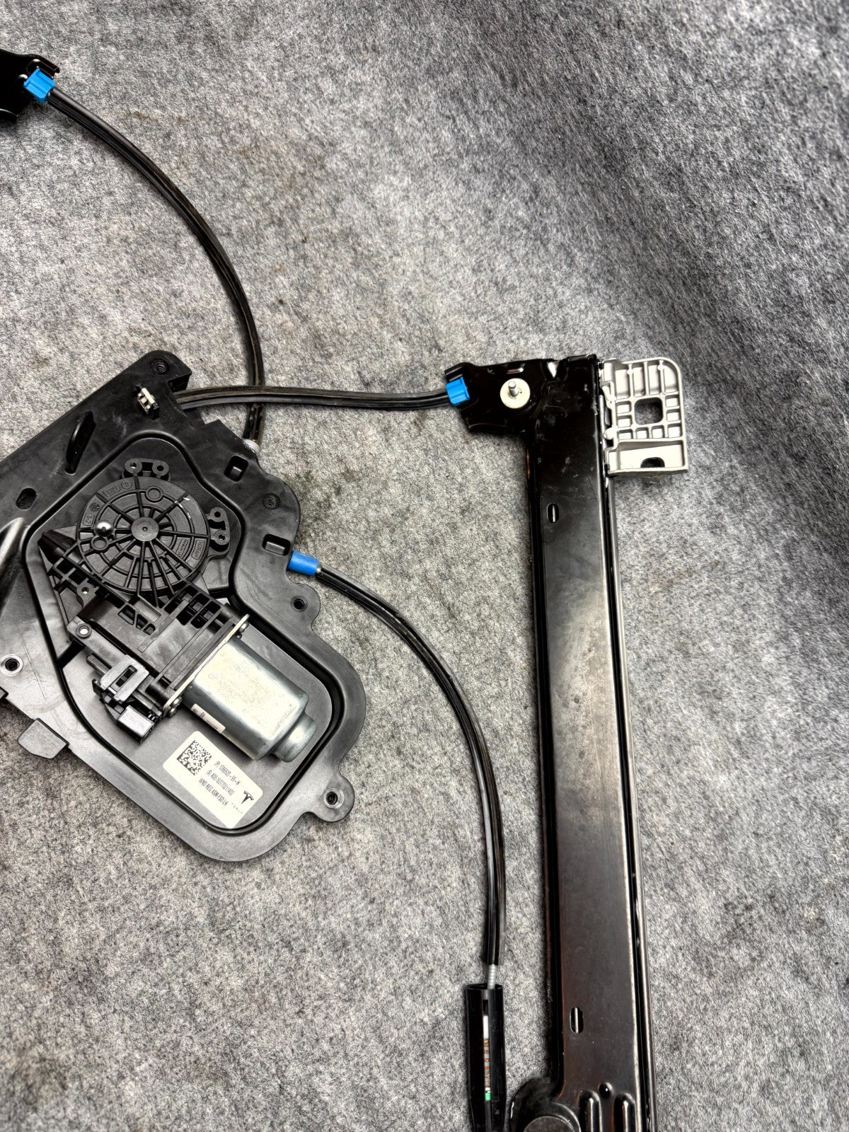 ♦️2017-2023 TESLA MODEL 3 FRONT LEFT WINDOW REGULATOR W/ MOTOR OEM, 1096620-99-H