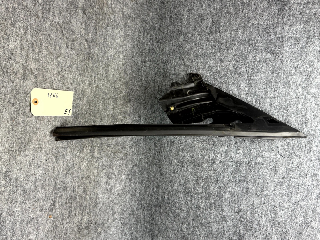 ♦️17-23 TESLA MODEL 3 LEFT DOOR WINDOW RUN WEATHERSTRIP SEAL OEM, 1090501-00-G