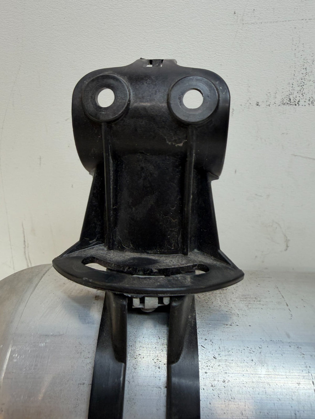 2016-20 TESLA MODEL X AIR RIDE SUSPENSION RESERVOIR TANK VALVE OEM 6006408-00-B
