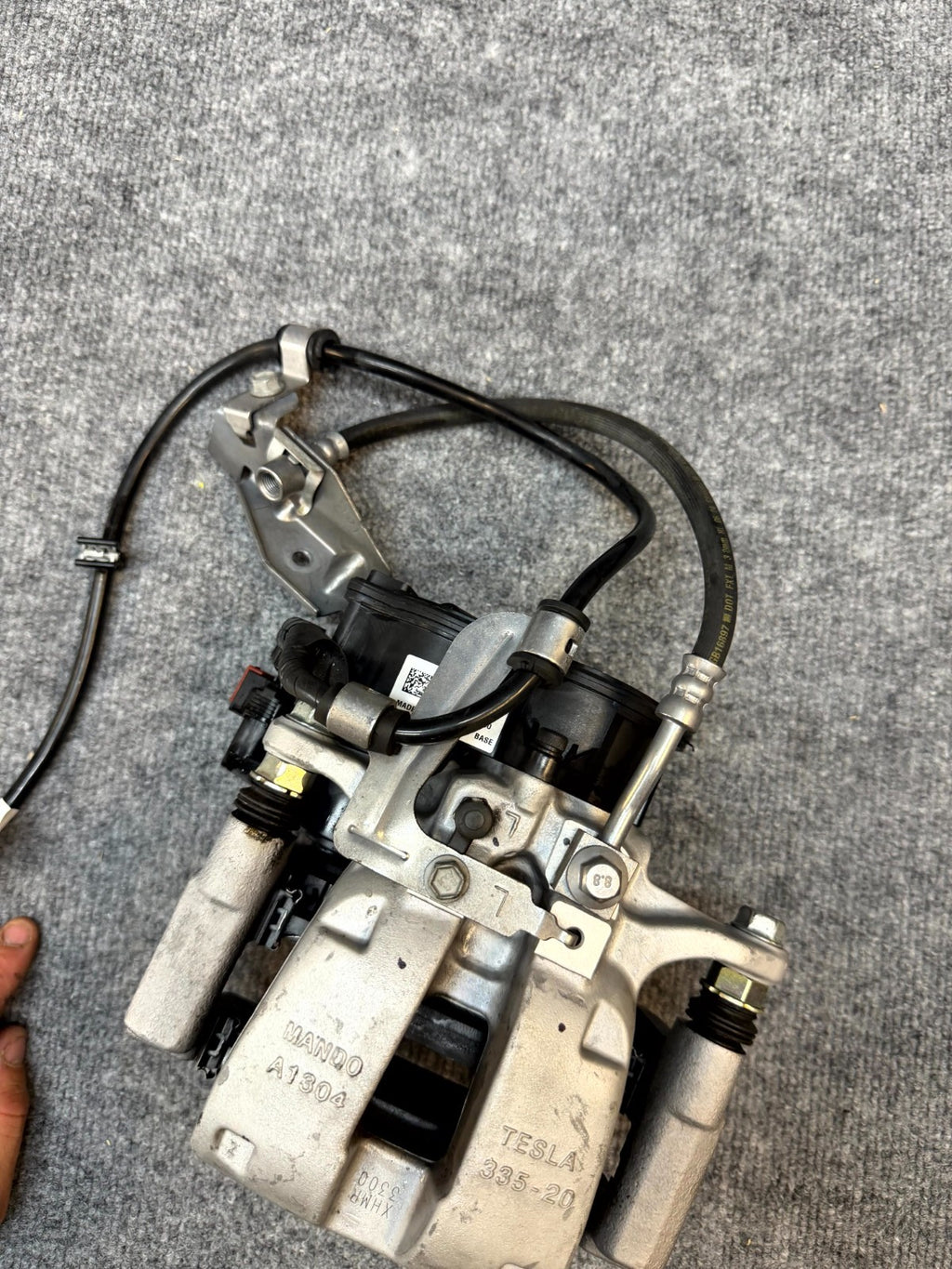 2020 - 2024 TESLA MODEL Y REAR BRAKE CALIPER WITH BREAK LINE OEM, 1044625-00-B