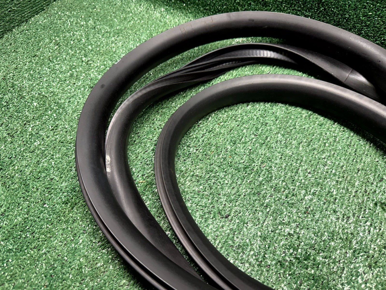 ♦️2020 - 2024 TESLA MODEL Y FRONT LEFT WEATHERSTRIP RUBBER SEAL OEM 1497673-00-D