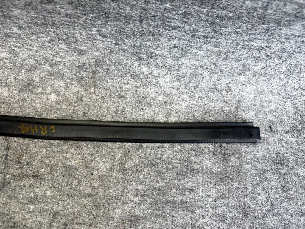♦️12-20 TESLA MODEL S FRONT RIGHT SIDE DOOR WINDOW MOLDING TRIM OEM 1038394-00-A