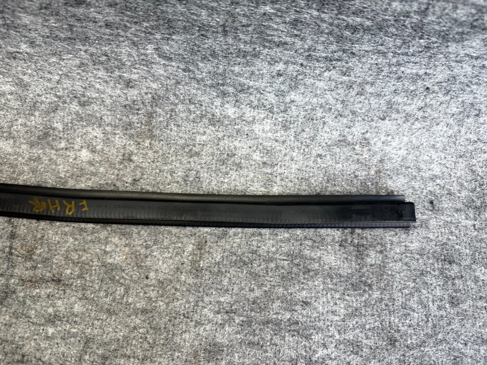♦️12-20 TESLA MODEL S FRONT RIGHT SIDE DOOR WINDOW MOLDING TRIM OEM 1038394-00-A