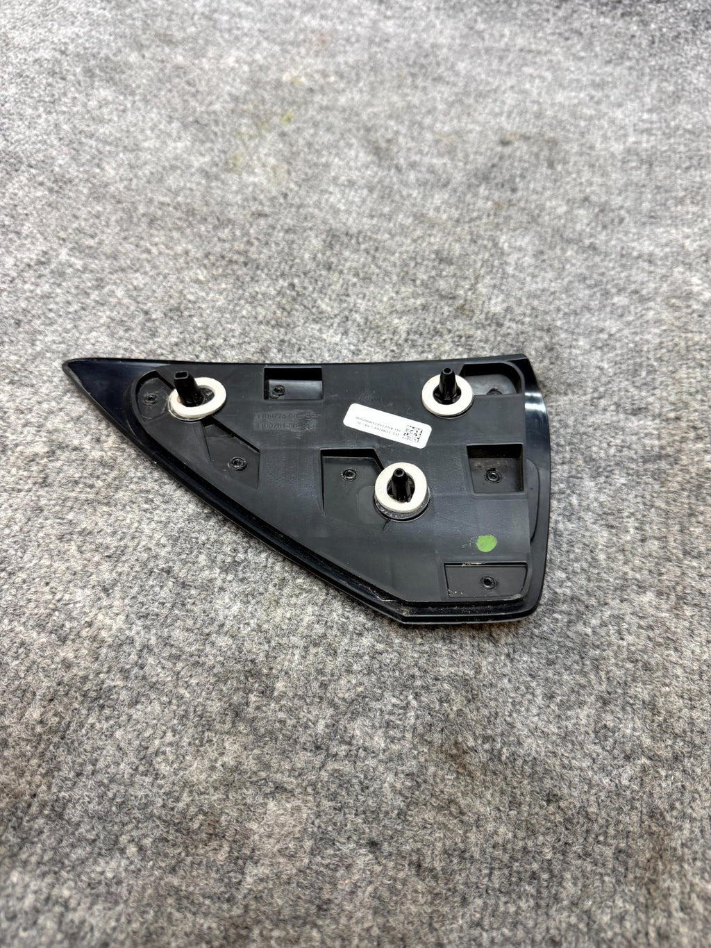2017–2023 TESLA MODEL 3 RIGHT TAIL LIGHT REFLECTOR COVER TRIM OEM, 1100781-99-D