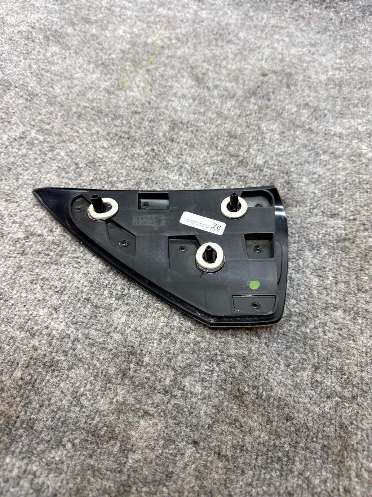 2017–2023 TESLA MODEL 3 RIGHT TAIL LIGHT REFLECTOR COVER TRIM OEM, 1100781-99-D