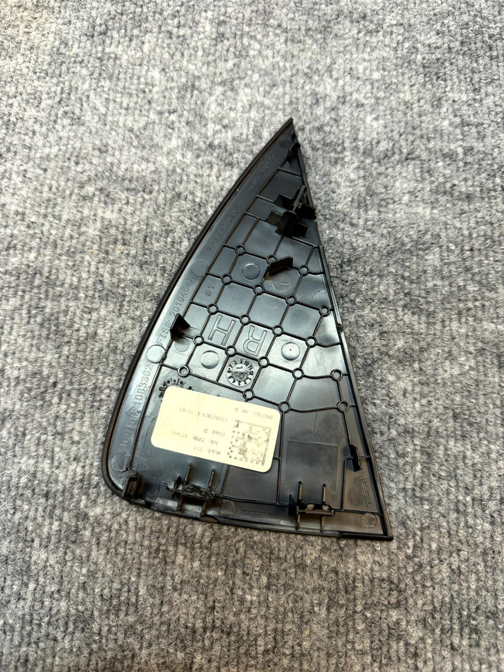 2020 - 2024 TESLA MODEL Y RIGHT SIDE DASHBOARD CAP COVER TRIM OEM, 1083362-00-D