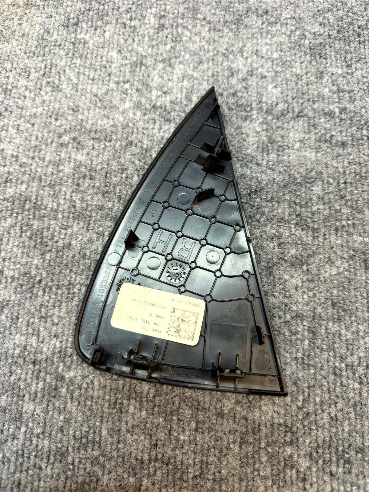2020 - 2024 TESLA MODEL Y RIGHT SIDE DASHBOARD CAP COVER TRIM OEM, 1083362-00-D
