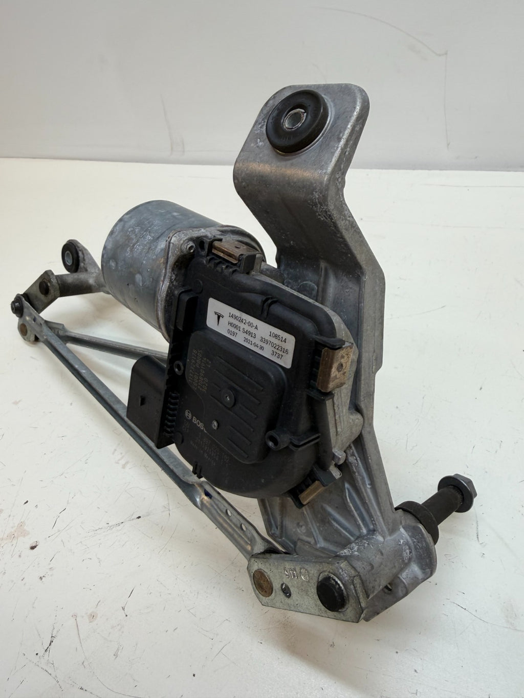 20 - 24 TESLA MODEL Y WINDSHIELD WIPER TRANSMISSION LINKAGE & MOTOR 1490242-00-A
