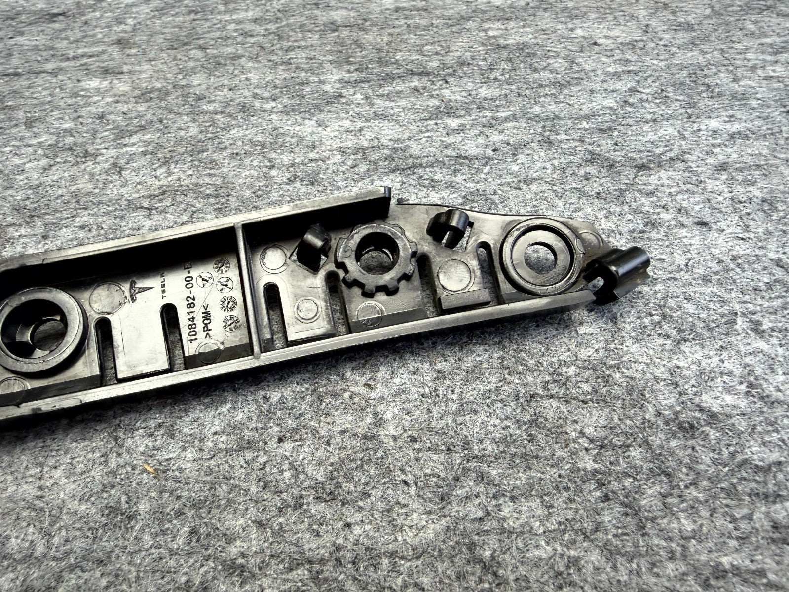 ♦️17 – 23 TESLA MODEL 3 FRONT RIGHT SIDE BUMPER FENDER BRACKET OEM, 1084182-00-E