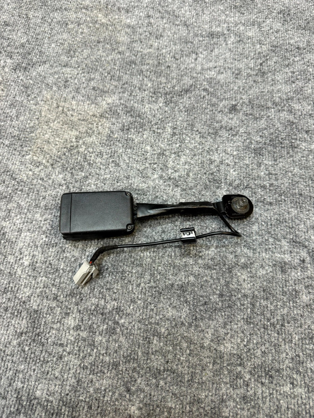 2020 - 2024 TESLA MODEL Y FRONT RIGHT / LEFT SEAT BELT BUCKLE OEM, 1090323-01-D