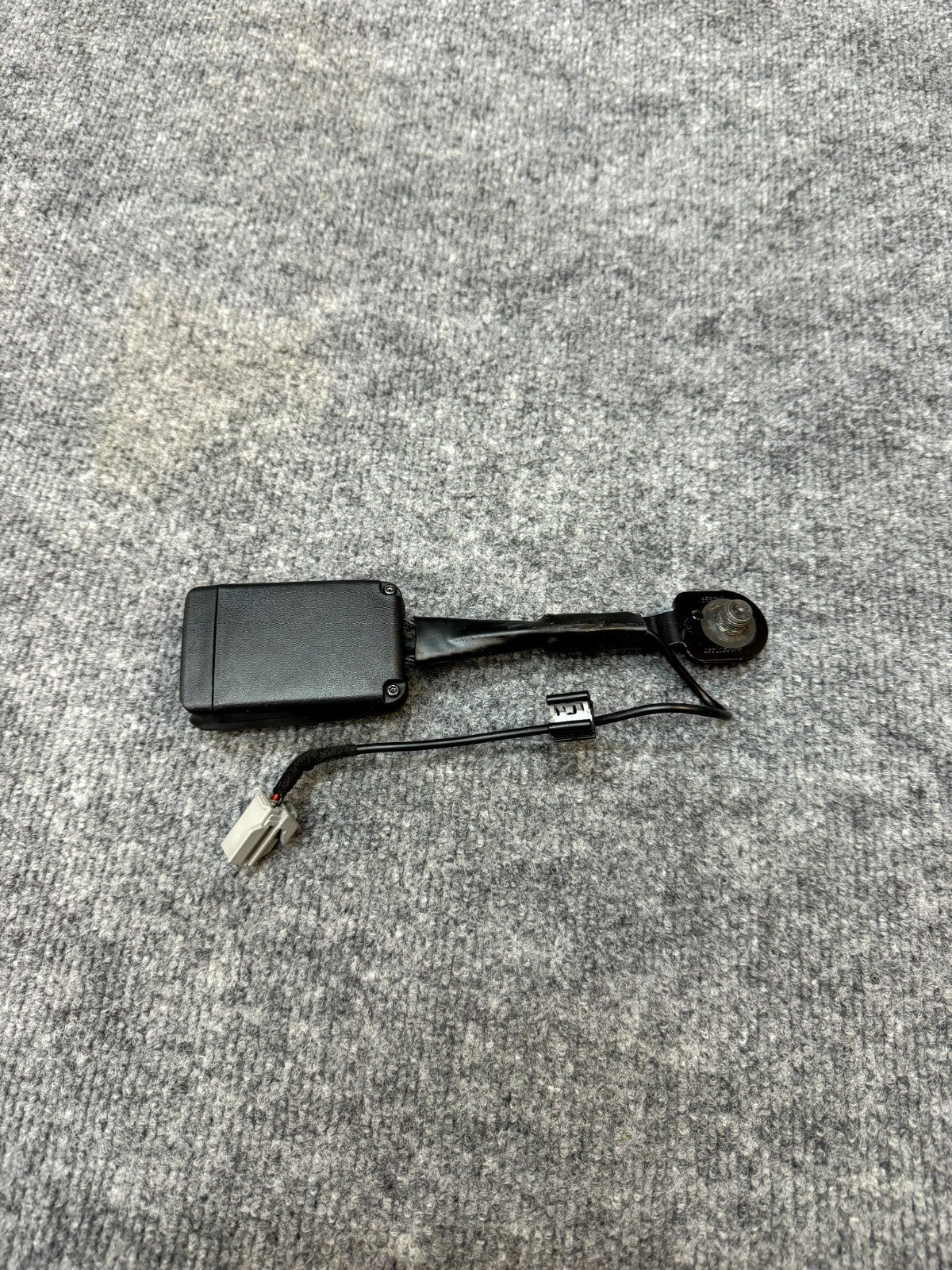 2020 - 2024 TESLA MODEL Y FRONT RIGHT / LEFT SEAT BELT BUCKLE OEM, 1090323-01-D