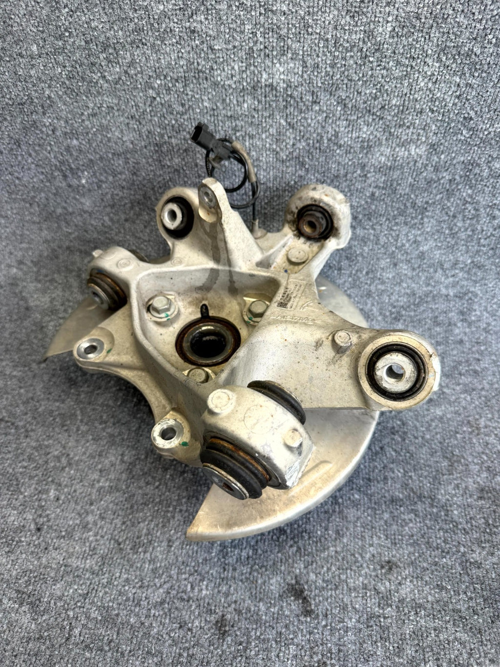 2017 – 2023 TESLA MODEL 3 REAR LEFT SUSPENSION KNUCKLE SPINDLE OEM, 1044411-00-F