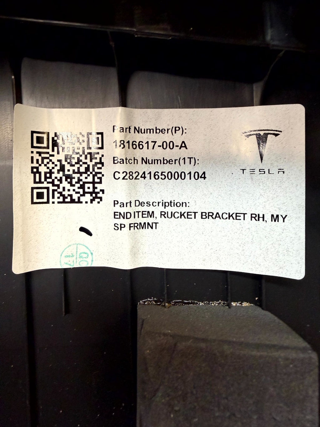2020-2025 TESLA MODEL Y RIGHT SIDE TRUNK RUCKET BRACKET OEM, 1816617-00-A