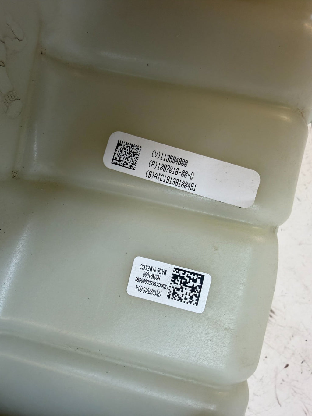 2017 - 2023 TESLA MODEL 3 COOLANT EXPANSION TANK WITH PUMP OEM 1097016-00-D