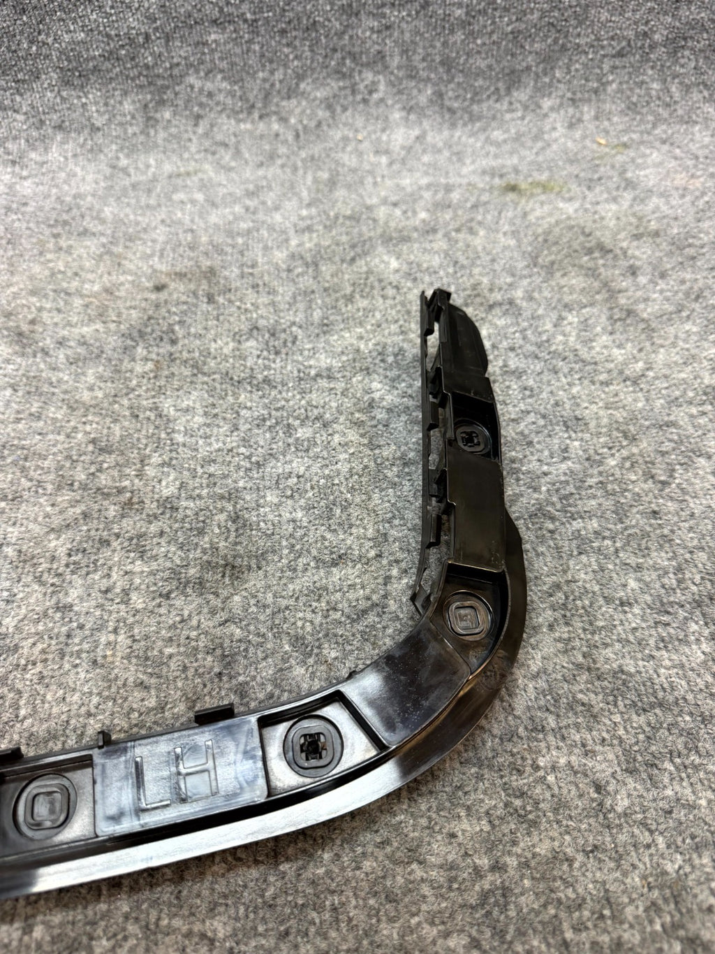 17 - 23 TESLA MODEL 3 REAR LEFT BUMPER LOWER SUPPORT RETAINER OEM, 1083990-00-I