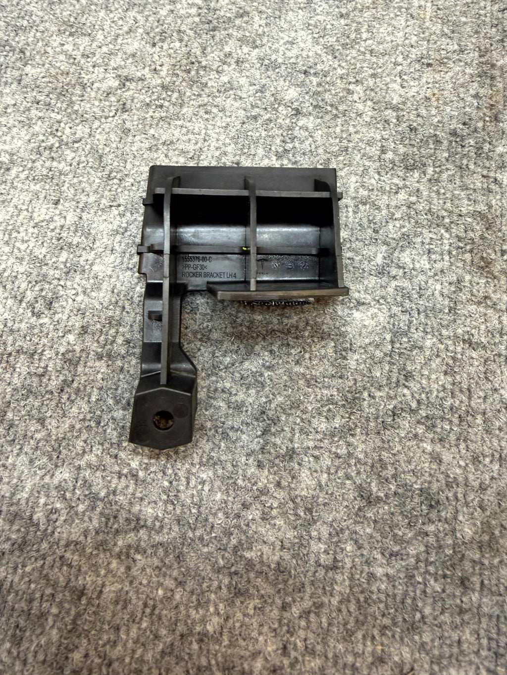 2020 - 2024 TESLA MODEL Y LEFT SIDE ROCKER PANEL BRACKET CLIP OEM, 1555376-00-C