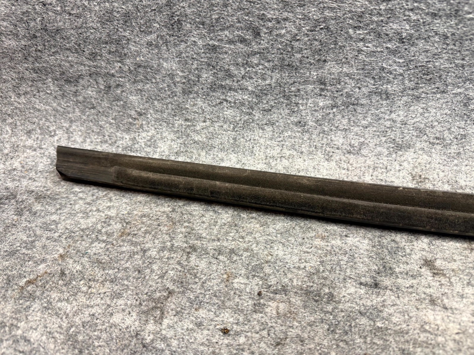 ♦️2017–2023 TESLA MODEL 3 FRONT LEFT DOOR WINDOW BELT MOLDING OEM, 1080681-00-H