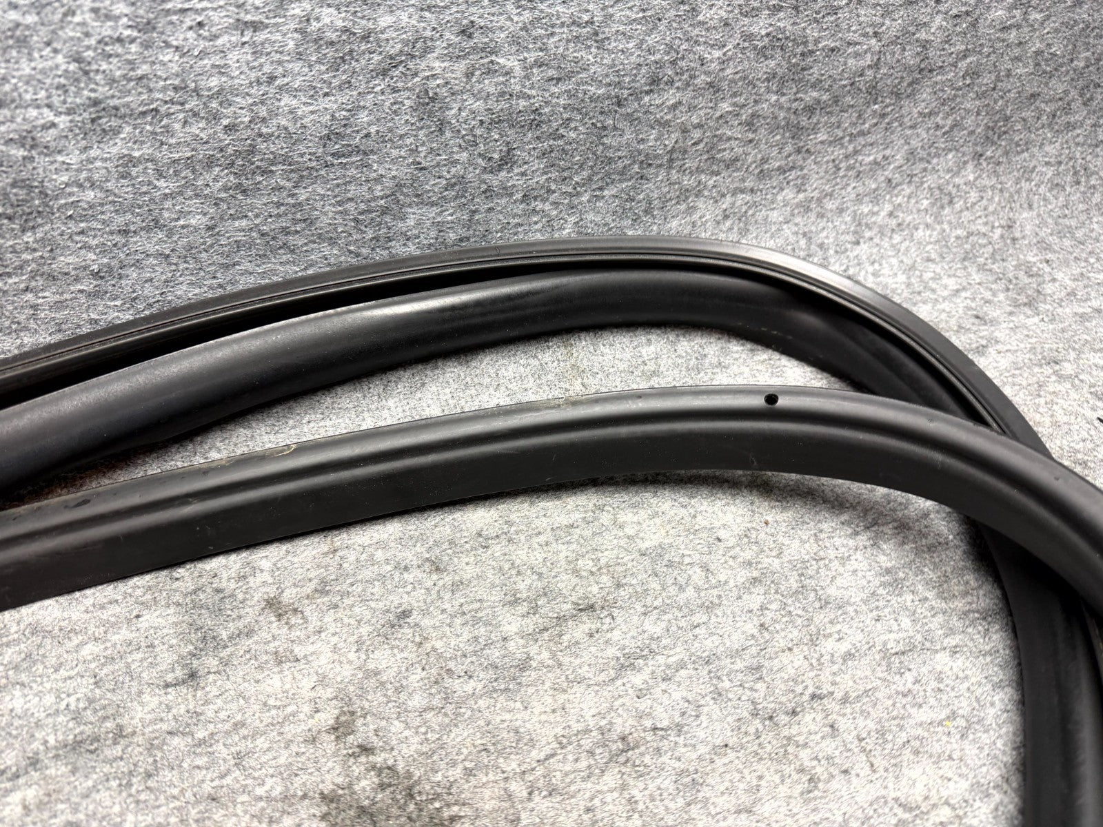 ♦️2017 - 2023 TESLA MODEL 3 REAR RIGHT BODY SEAL WEATHERSTRIP OEM, 1090510-00-N