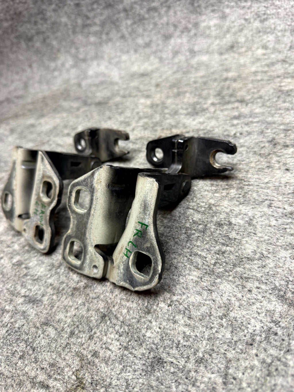 ♦️2017 – 2023 TESLA MODEL 3 FRONT LEFT DRIVER SIDE DOOR HINGE SET OEM, A046571