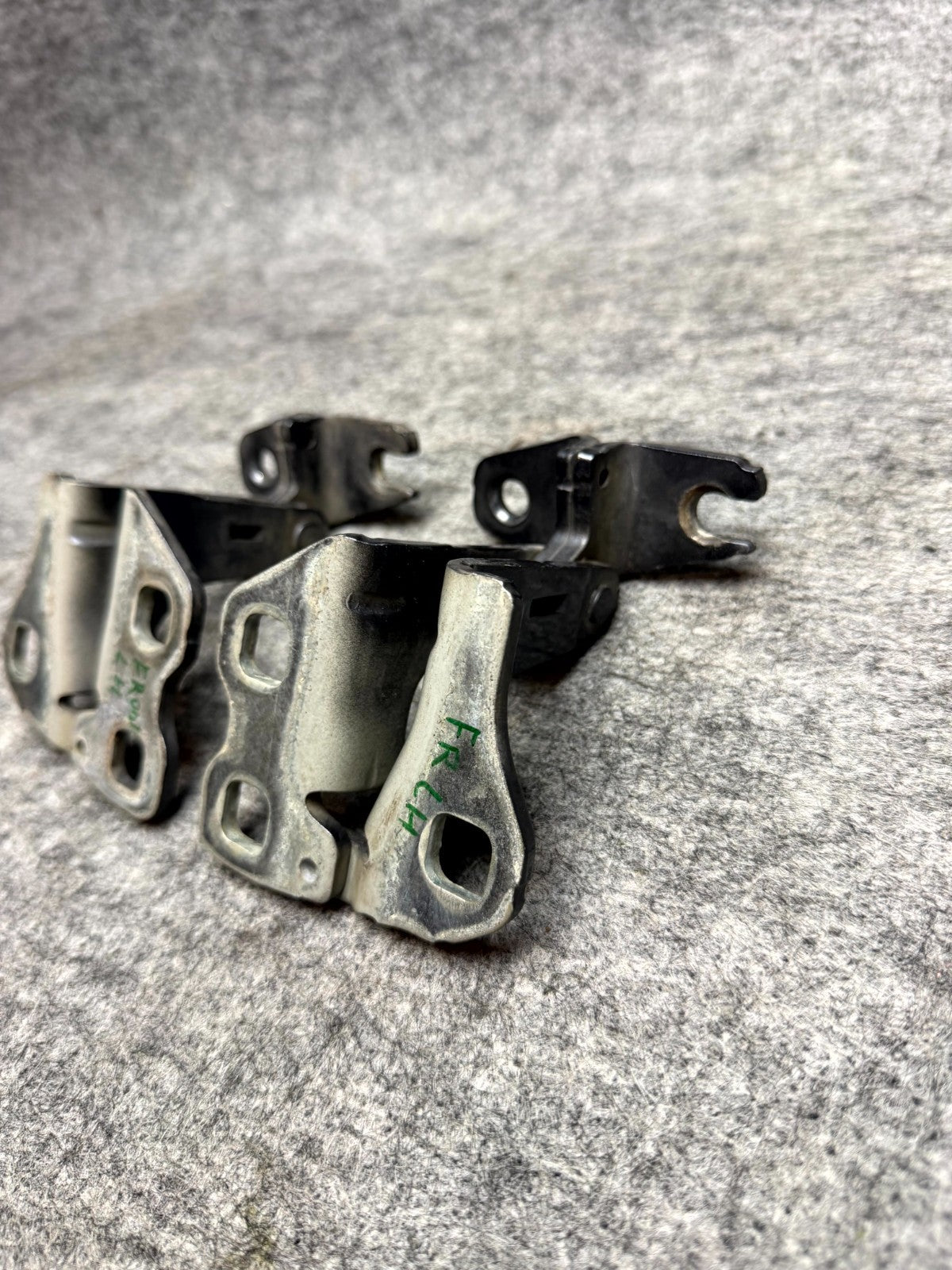 ♦️2017 – 2023 TESLA MODEL 3 FRONT LEFT DRIVER SIDE DOOR HINGE SET OEM, A046571