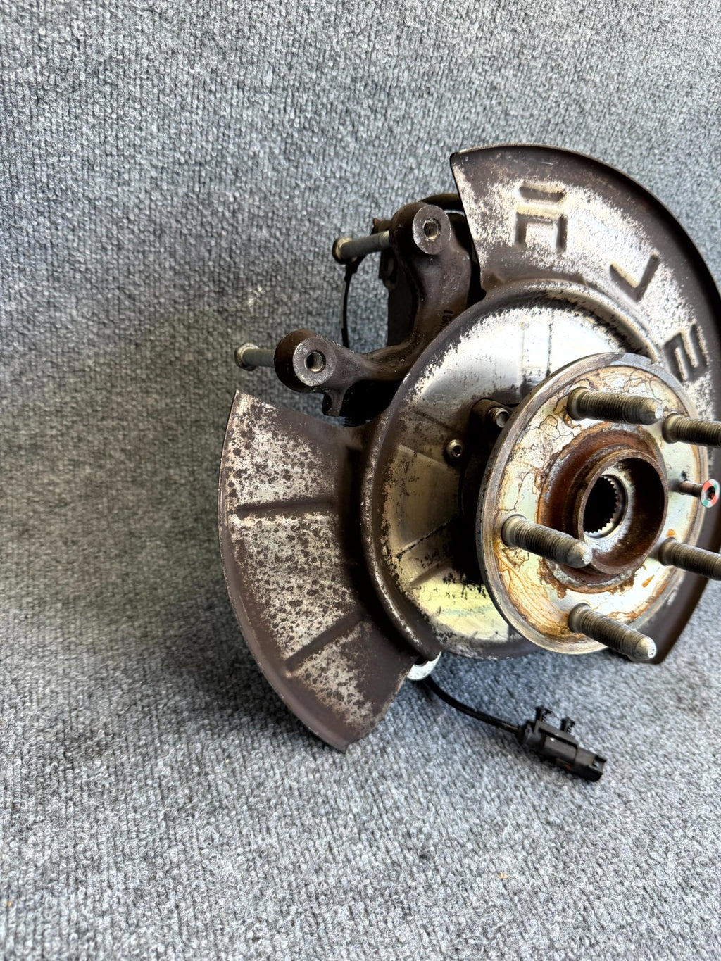 12–16 TESLA MODEL S REAR RIGHT SPINDLE KNUCKLE HUB W/ DUST SHIELD OEM, 600702400