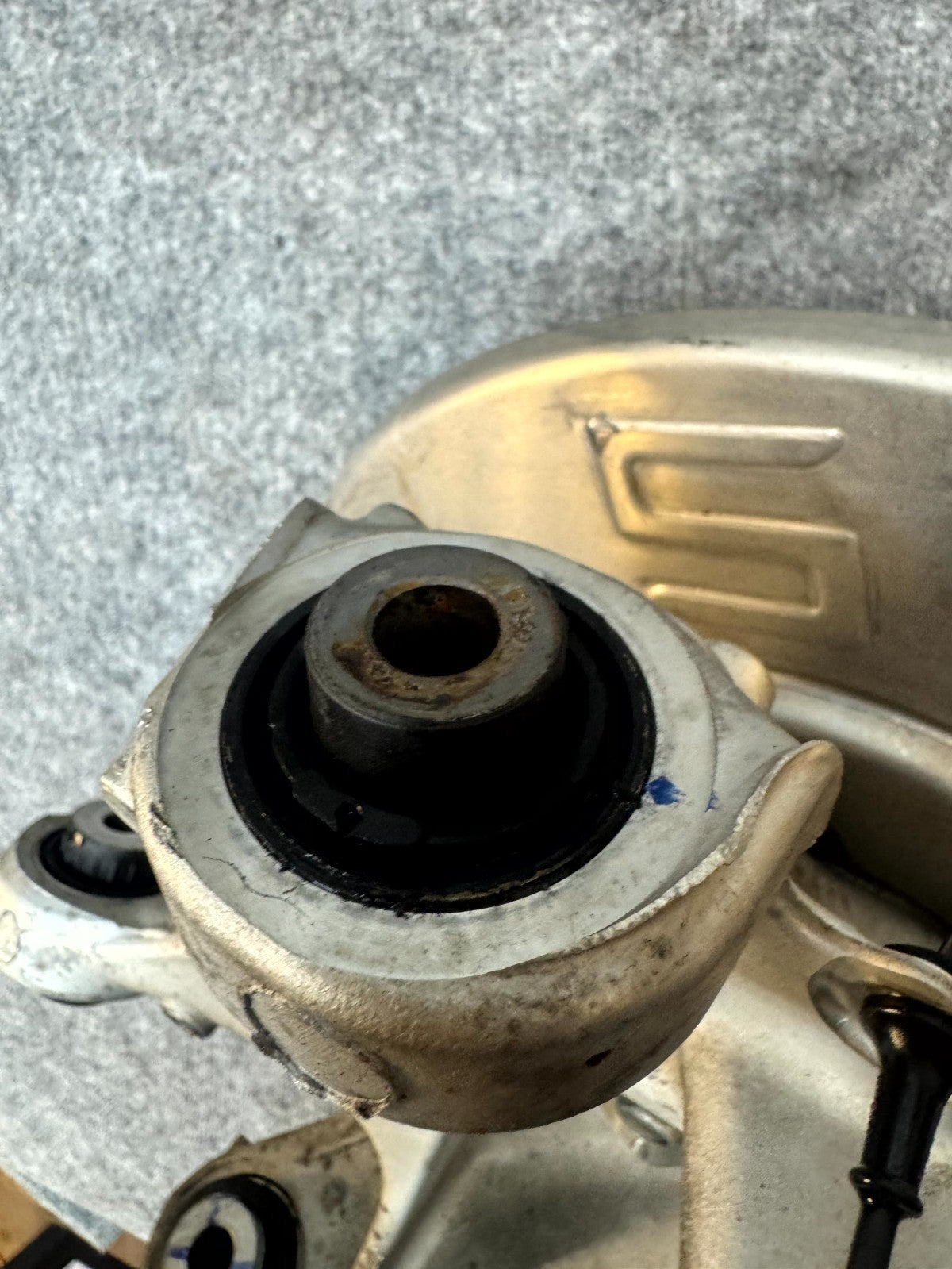 2017 - 2023 TESLA MODEL 3 REAR RIGHT SIDE SPINDLE KNUCKLE HUB OEM, 1044416-00-G