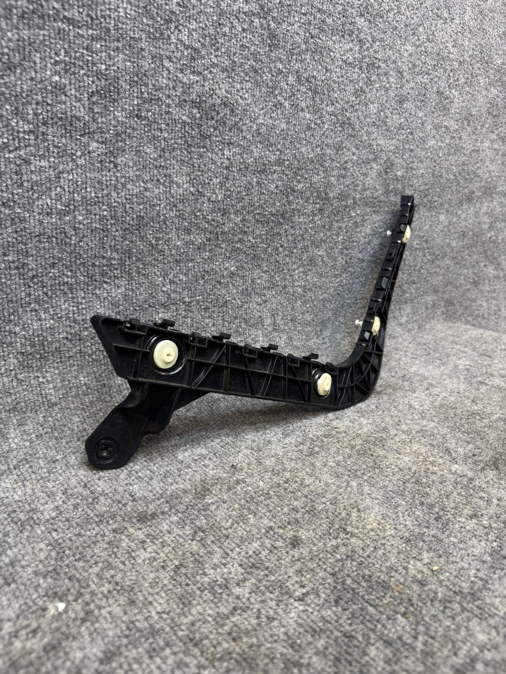 2020–2024 TESLA MODEL Y REAR LEFT SIDE BUMPER RETAINER BRACKET OEM, 1494036-00-A