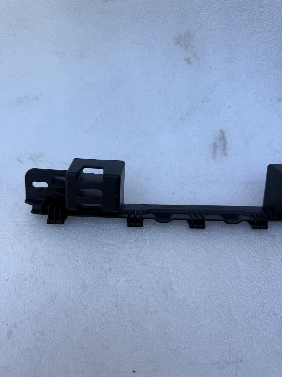 ♦️16 - 20 TESLA MODEL X REAR RIGHT SIDE DOOR LATCH LOWER BRACKET OEM, 105372600B