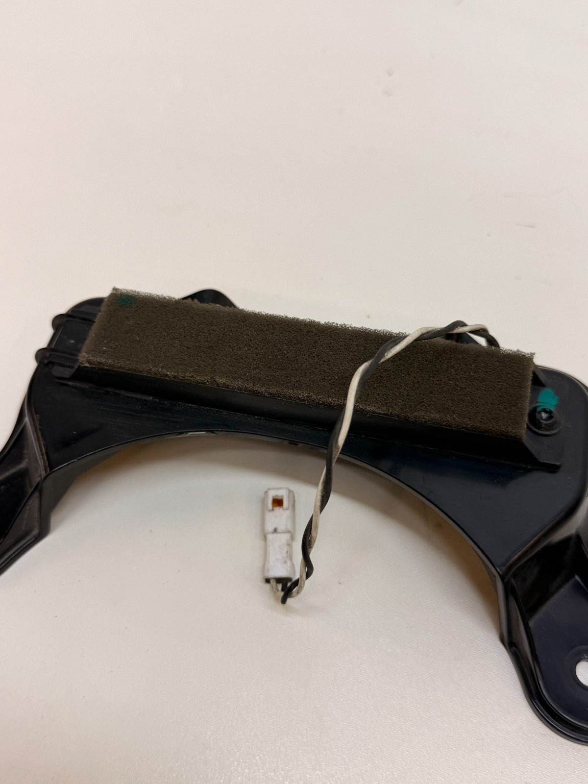 2012-2020 TESLA MODEL S REAR KEYLESS ENTRY ANTENNA CONTROL MODULE W/ BRACKET
