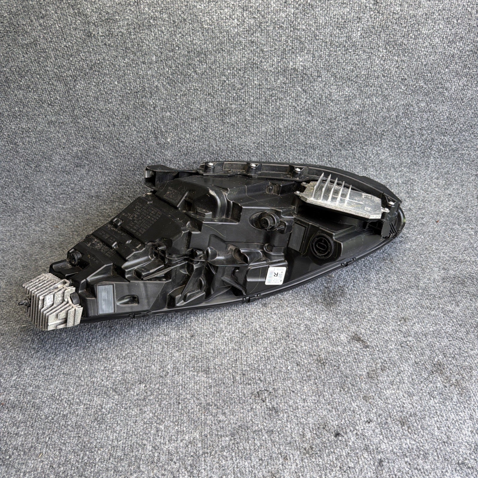 2017-2020 TESLA MODEL 3-Y HEADLIGHT RIGHT PASSENGER  1077372-00-L LED OEM