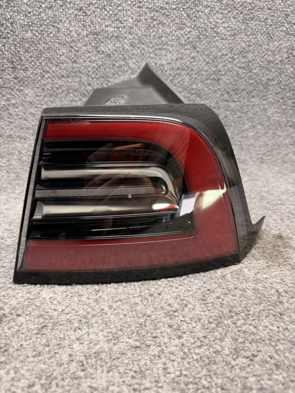 2021-2024 TESLA MODEL 3/Y RIGHT SIDE  TAIL LIGHT USED OEM (1502087-00-D) 4 Pin