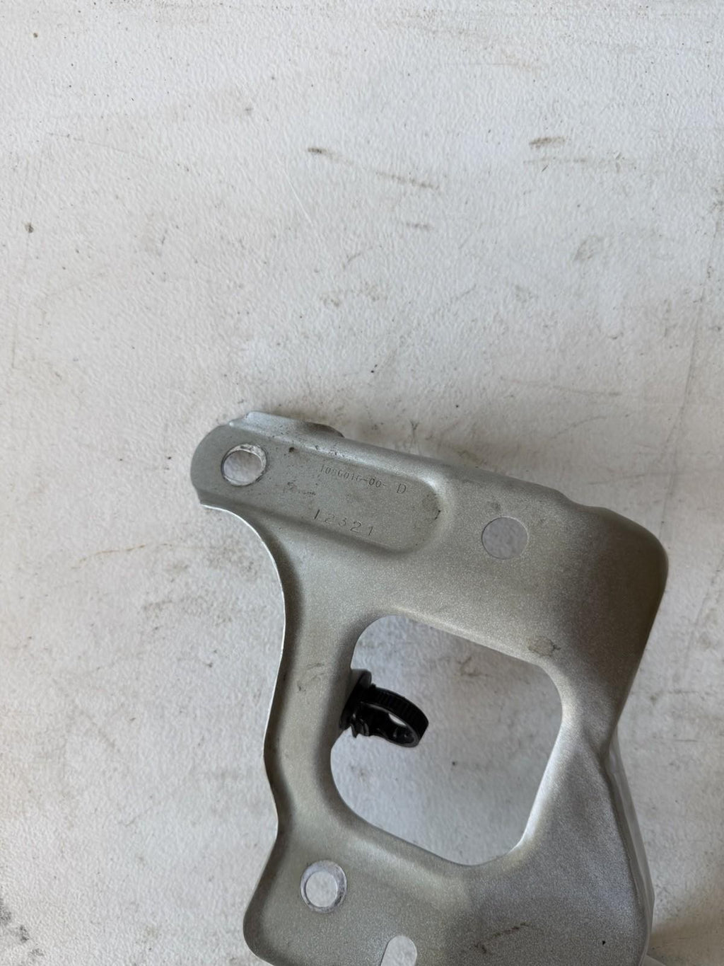 ♦️17-23 TESLA MODEL 3 UPPER RIGHT SIDE FENDER SUPPORT BRACKET OEM, 1086016-00-D