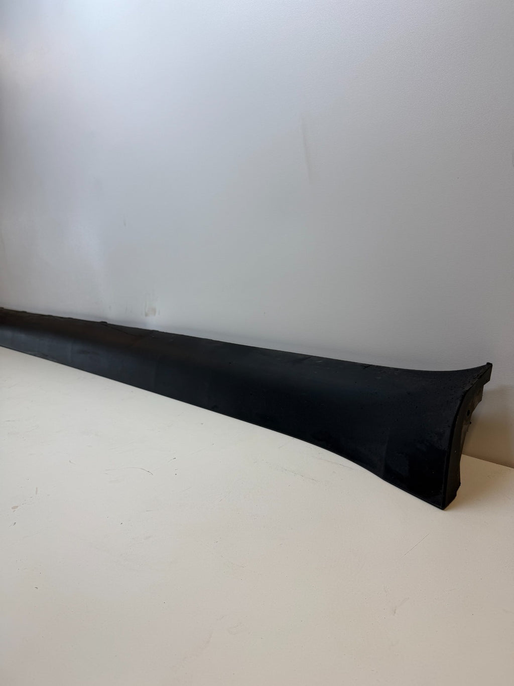 2020-24 TESLA MODEL Y RIGHT SIDE ROCKER MOLDING COVER PANEL 1497744-00-B