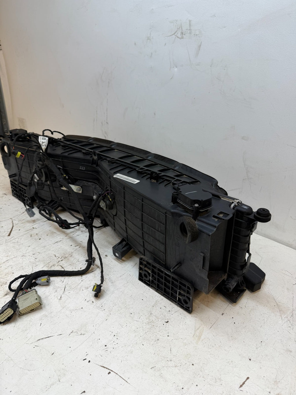 2012-2015 Tesla Model S Radiator Shutter Air Duct Center Intake Grille Assembly
