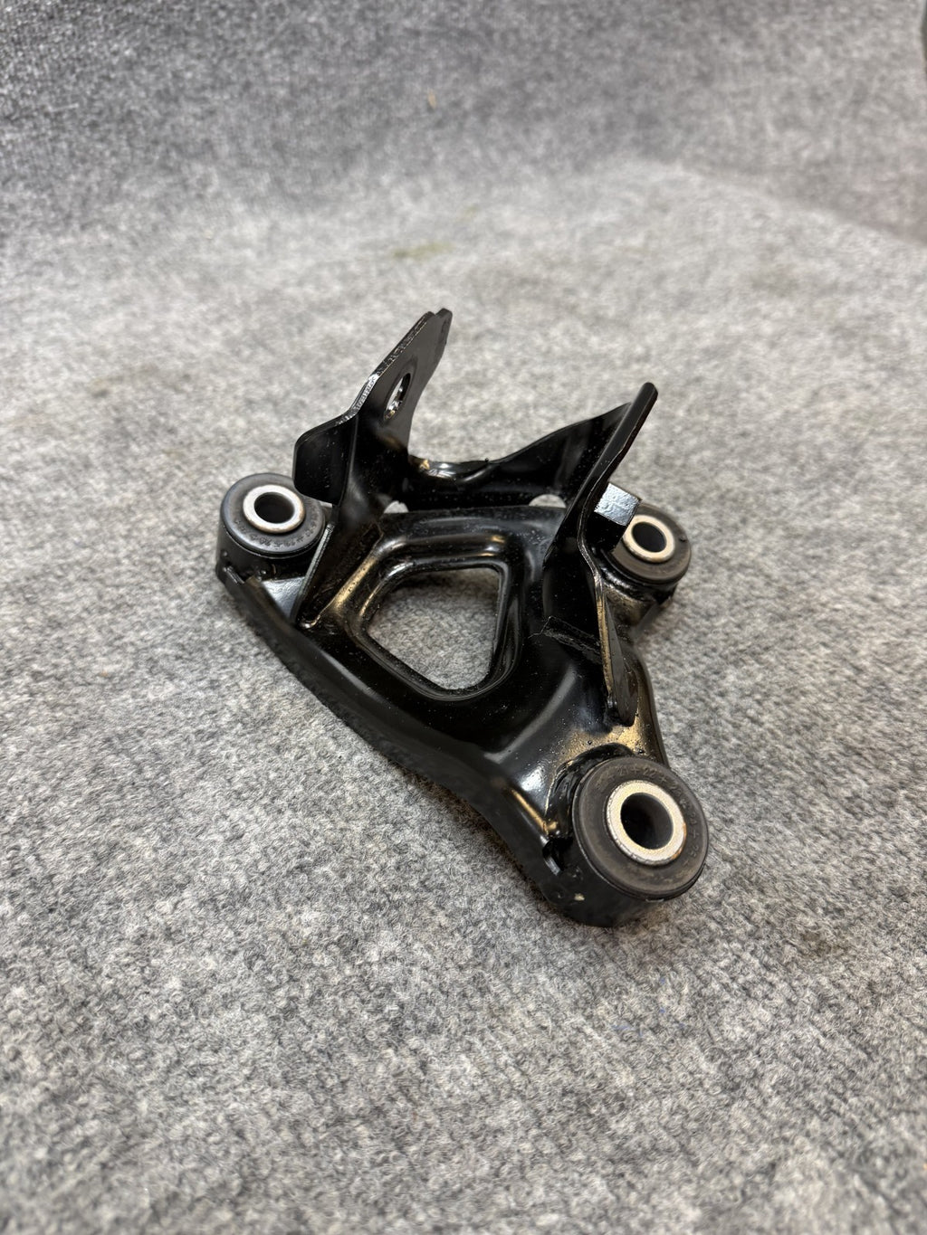 20-24 TESLA MODEL Y FRONT RIGHT DRIVE UNIT MOUNT SUPPORT BRACKET OEM, 111023200C