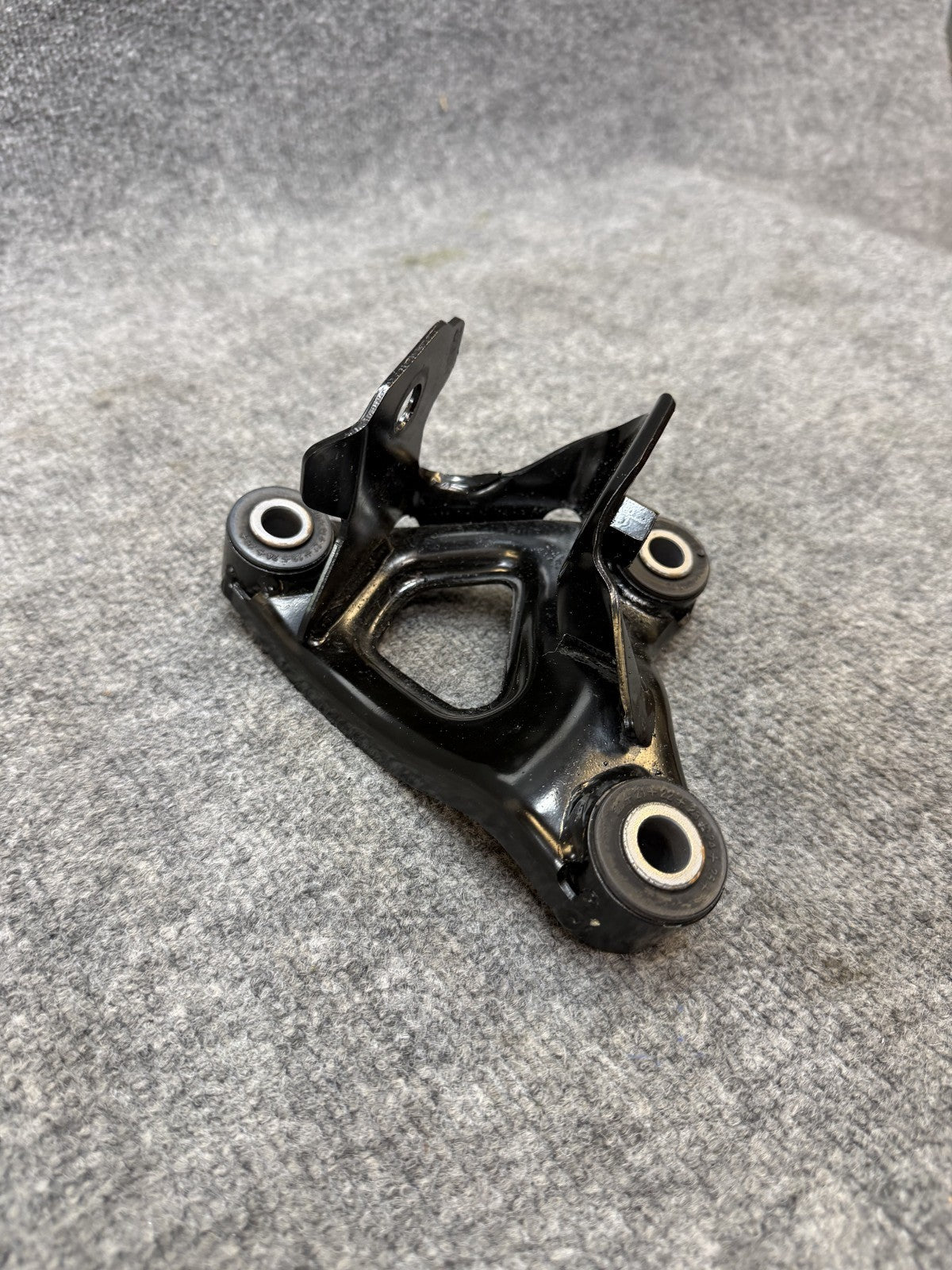 20-24 TESLA MODEL Y FRONT RIGHT DRIVE UNIT MOUNT SUPPORT BRACKET OEM, 111023200C
