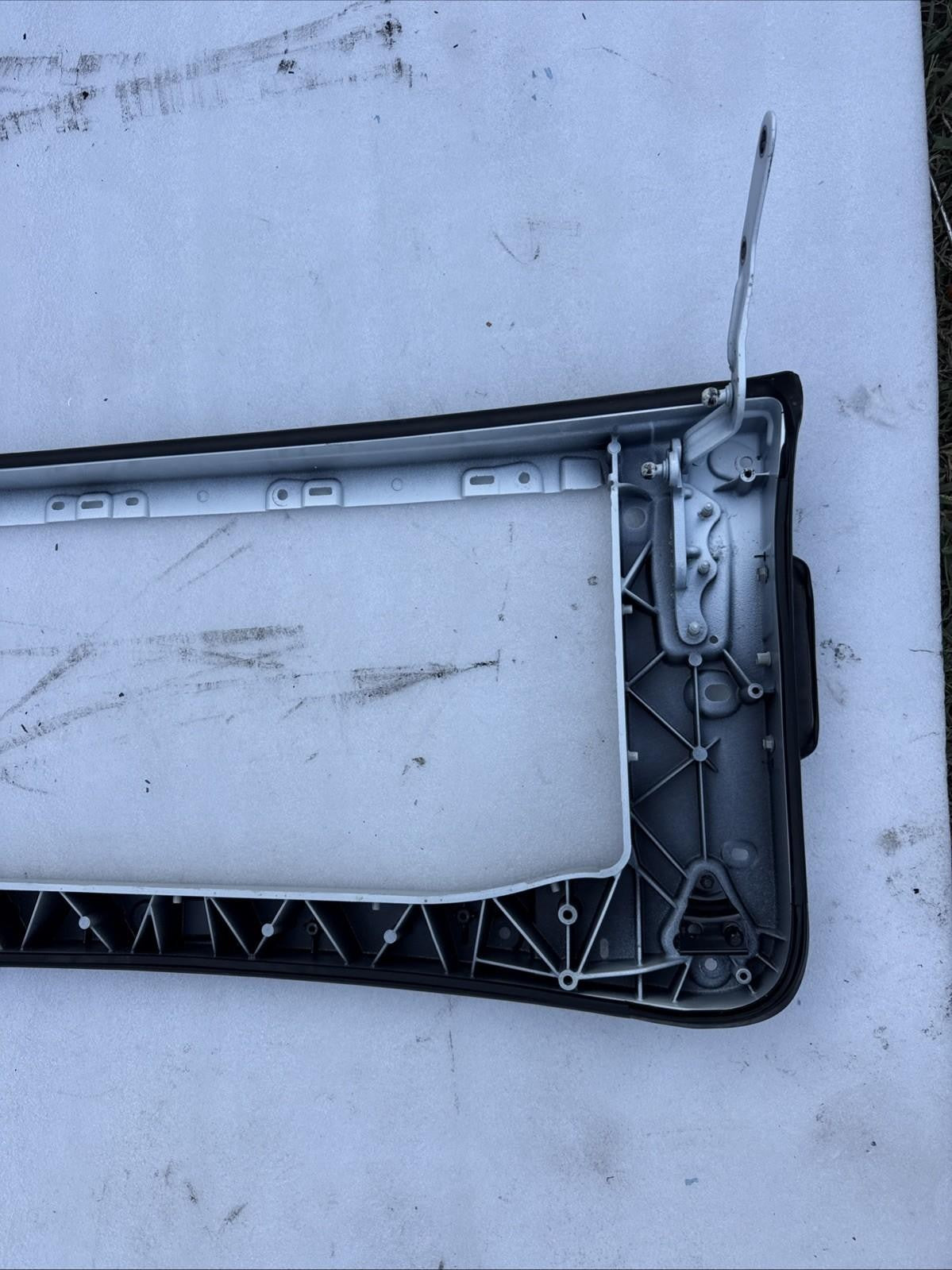 ♦️16-24 TESLA MODEL X REAR RIGHT UPPER DOOR WINDOW GLASS FRAME OEM, 102878200