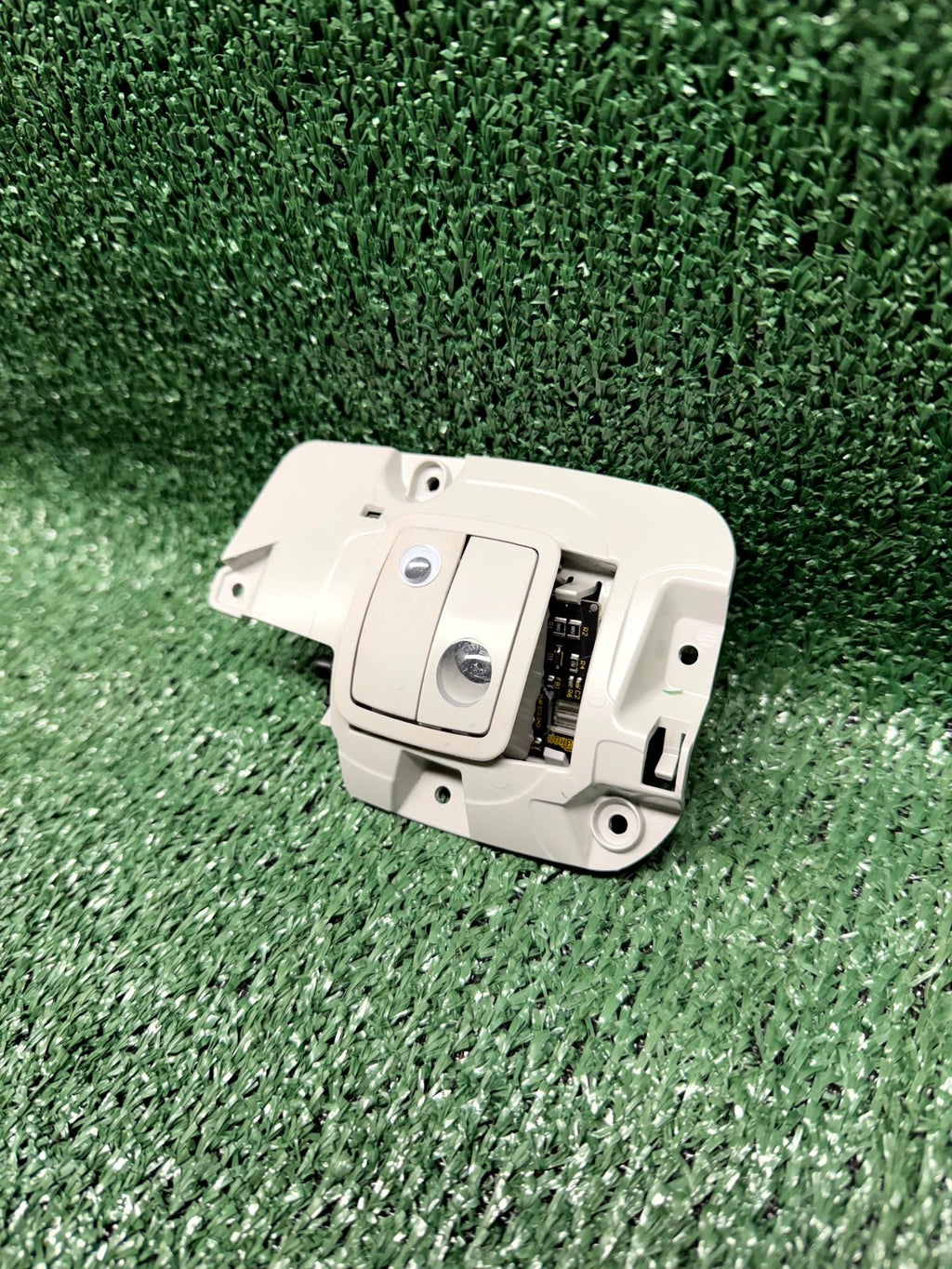 ♦️20-24 TESLA MODEL Y LEFT INTERIOR DOME READING CABIN LIGHT OEM, 1692045-00-B