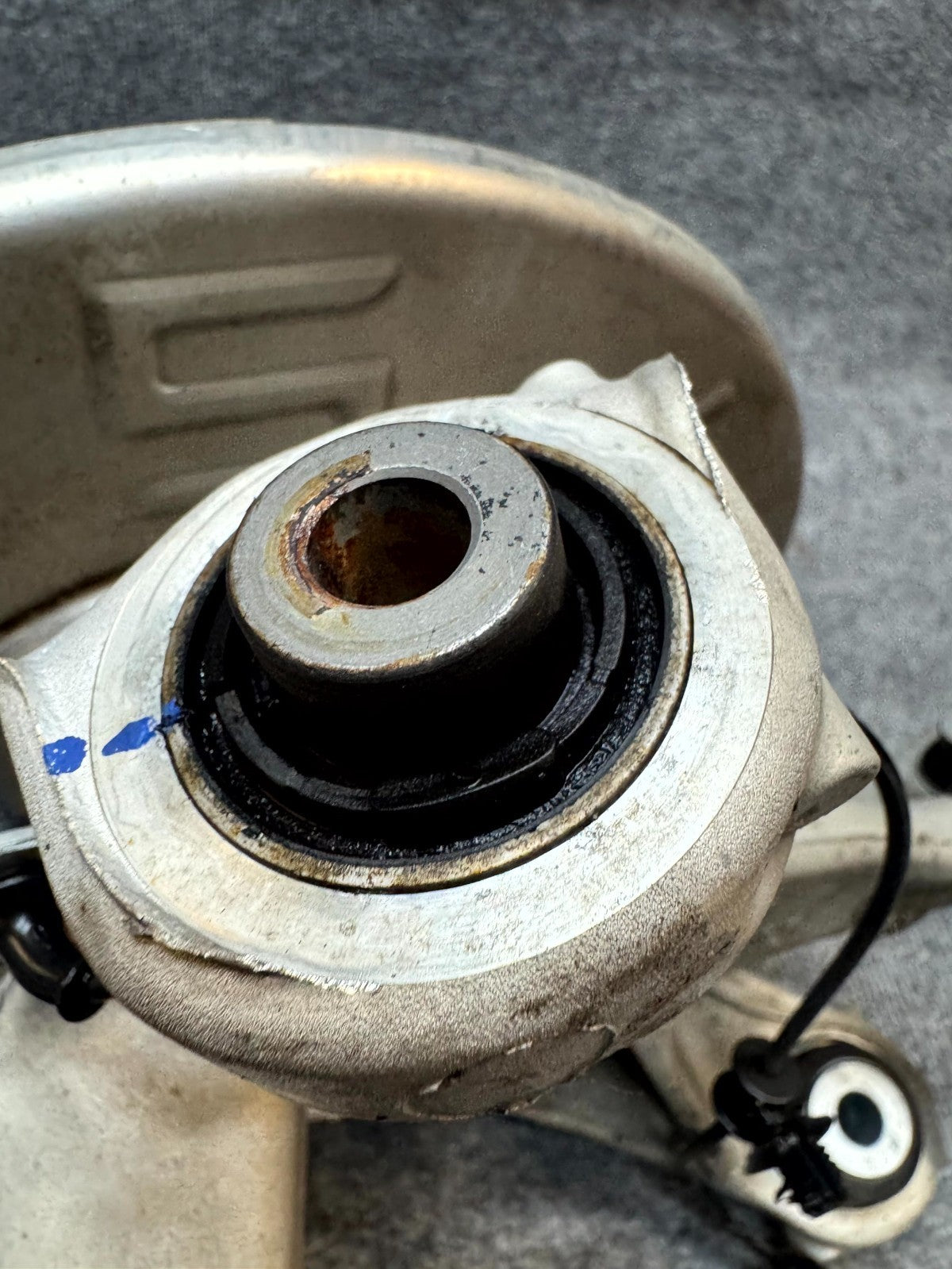 2017 - 2023 TESLA MODEL 3 REAR LEFT SIDE SPINDLE KNUCKLE HUB OEM, 1044411-00-G