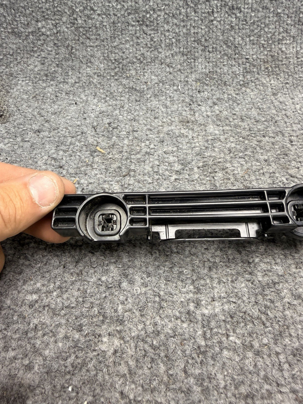 2012-2020 TESLA MODEL S RIGHT SIDE SKIRT ROCKER MOLDING FRONT BRACKET OEM