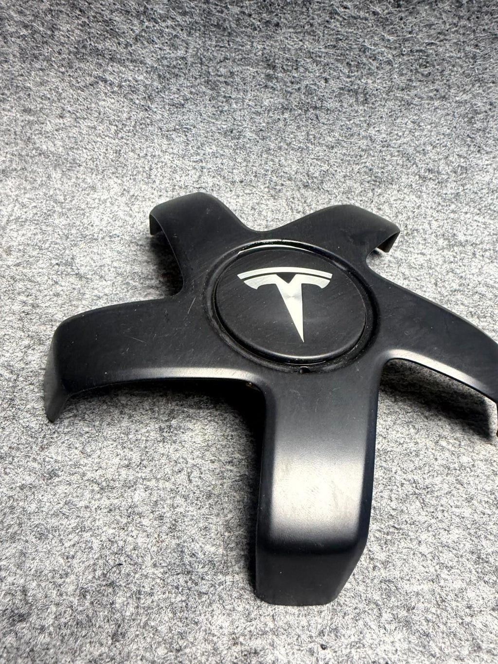 ♦️ 2017 - 2023 TESLA MODEL 3 RIGHT SIDE WHEEL CENTER CAP BLACK OEM, 1044234-00-A