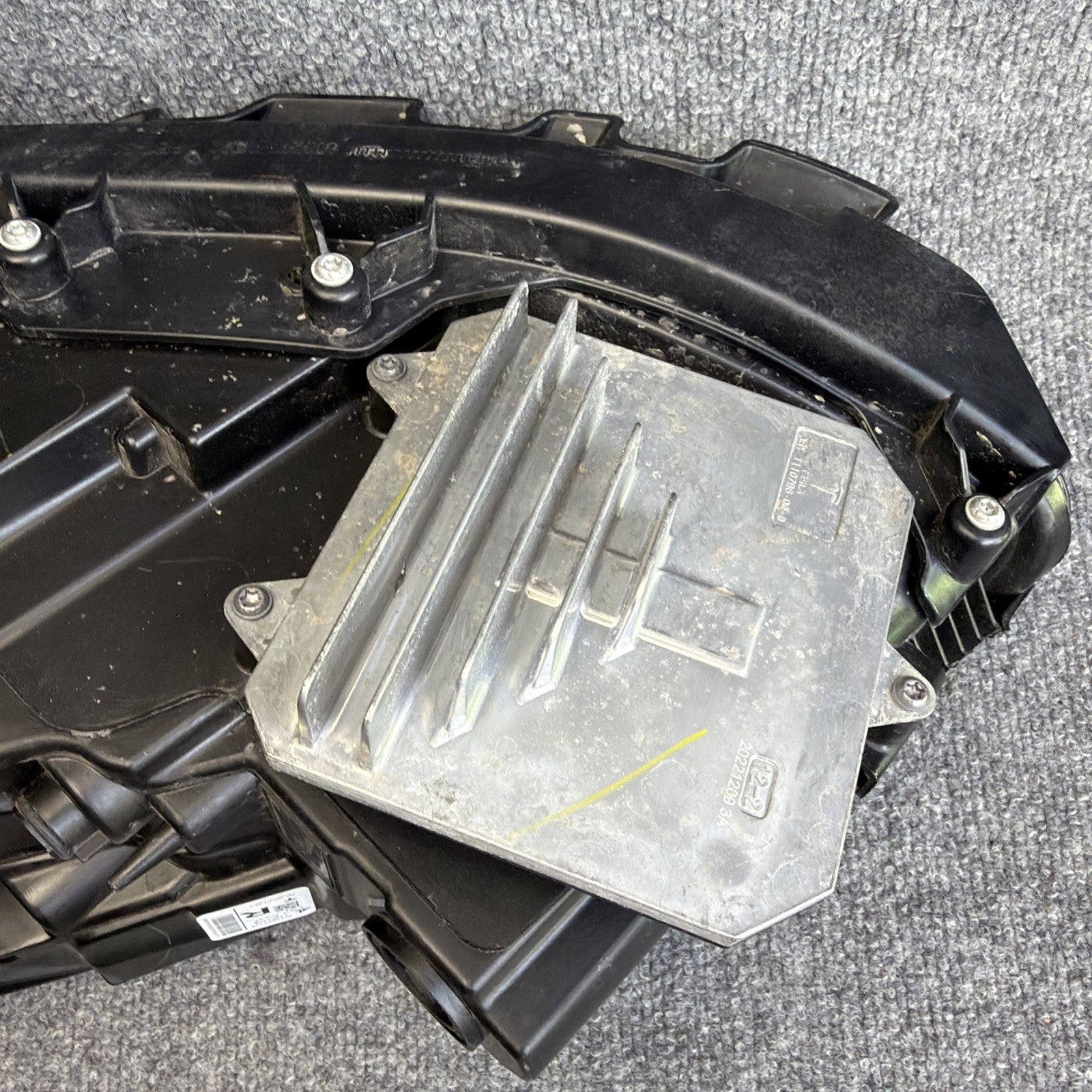 2017-2020 TESLA MODEL 3-Y HEADLIGHT RIGHT PASSENGER  1077372-00-L LED OEM