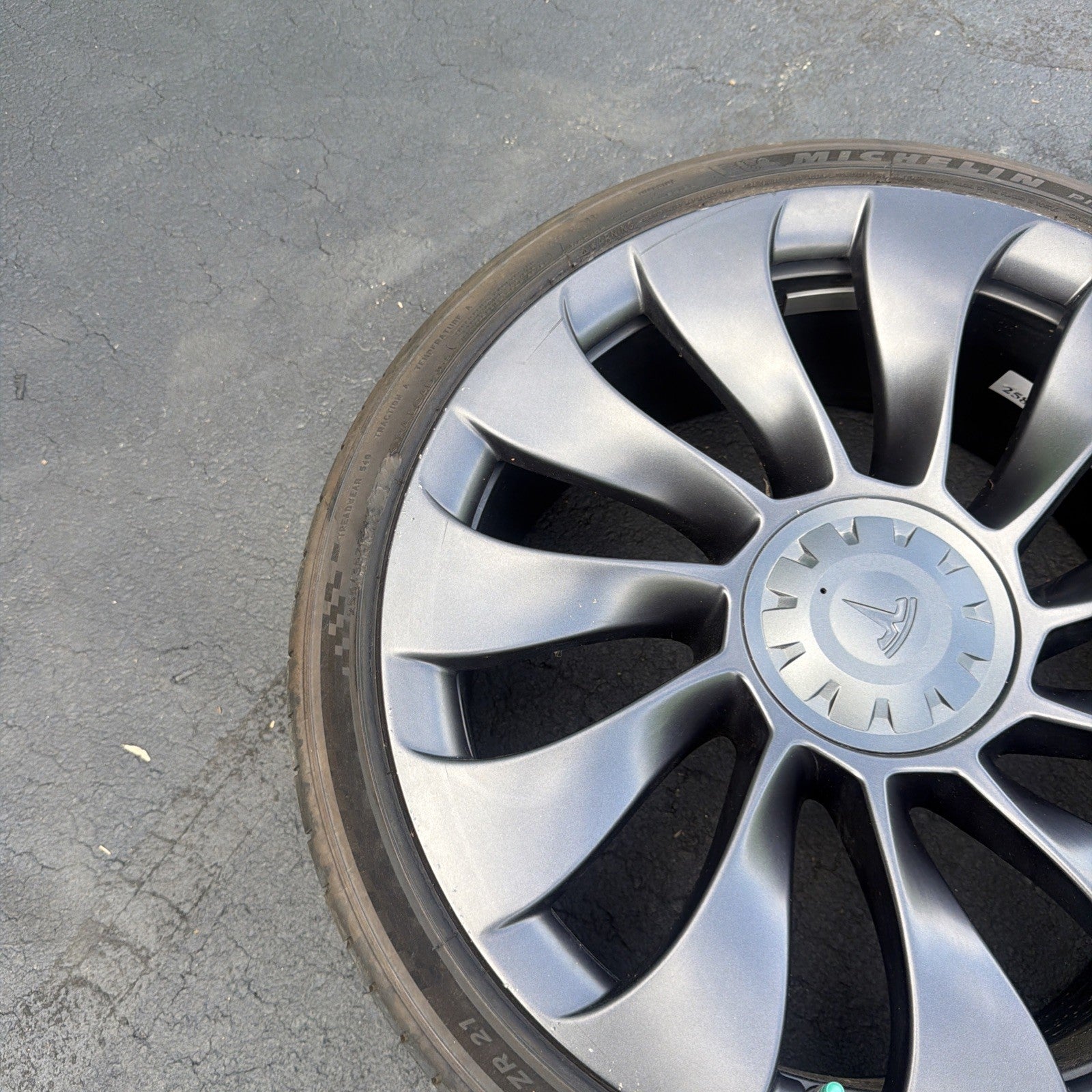 20-24 Tesla Model Y Front Uberturbine Wheel Rim 21" 21x9.5 w/ Tire 1188226-00-B
