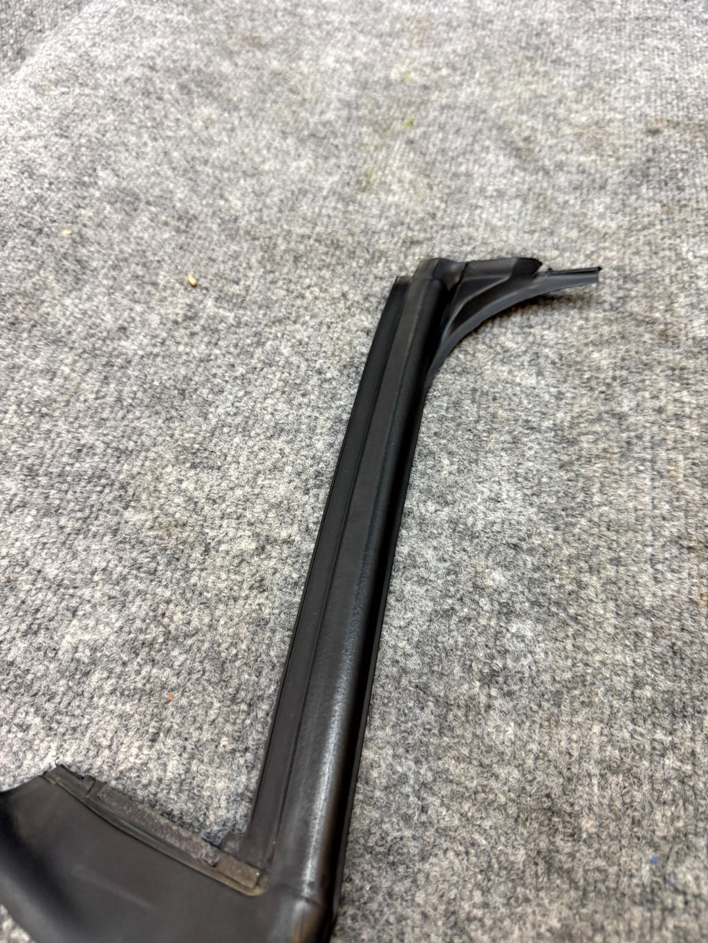 17-23 TESLA MODEL 3 REAR LEFT QUARTER GLASS WEATHERSTRIP SEAL OEM, 1497715-00-D