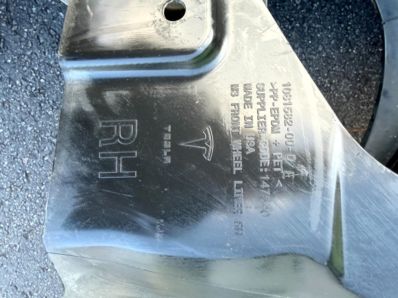 ♦️2017-2023 TESLA MODEL 3 FRONT RIGHT WHEEL FENDER SPLASH SHIELD OEM, 1081582-00