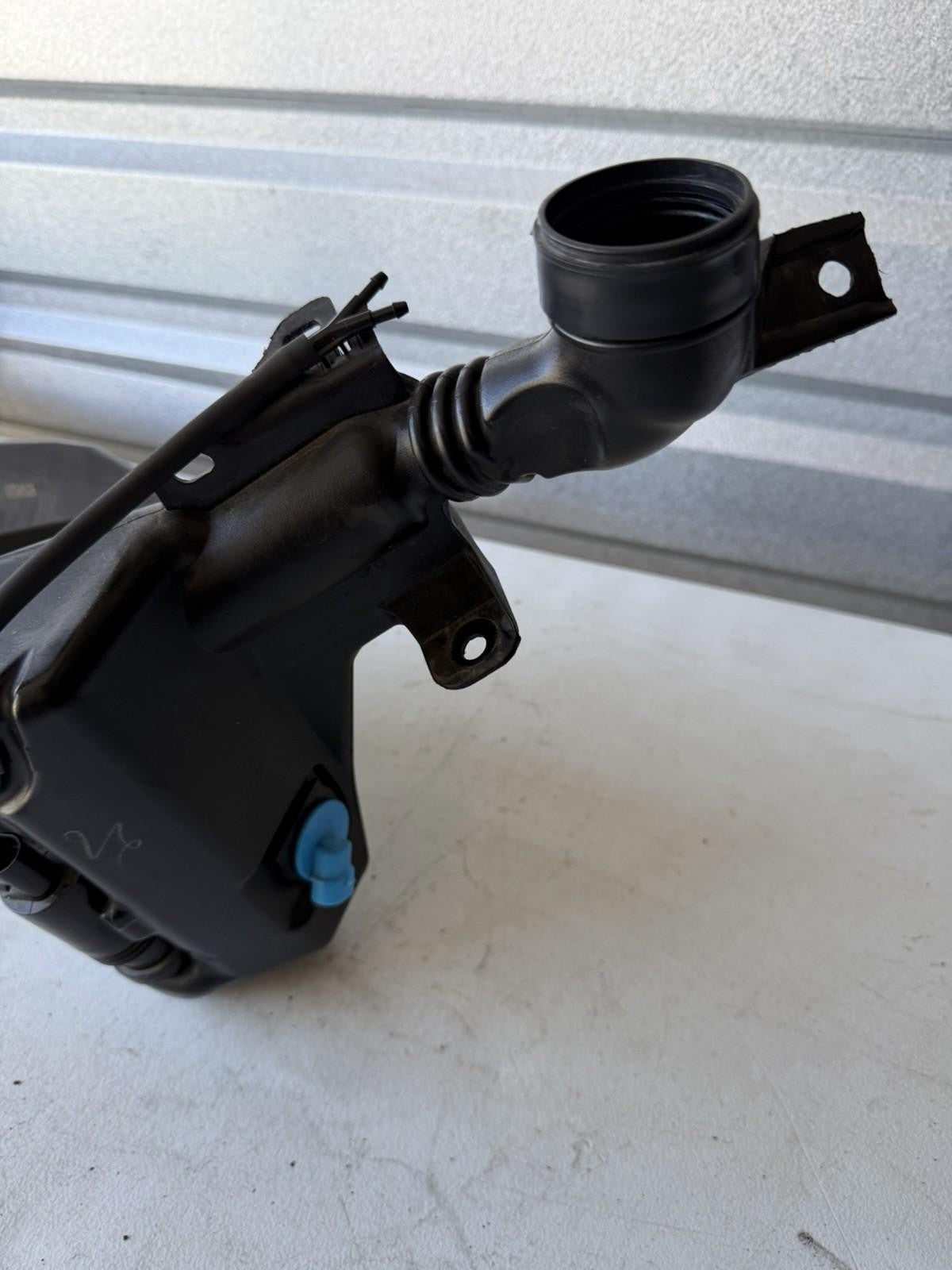 ♦️17 - 23 TESLA MODEL 3 WINDSHIELD WIPER WASHER RESERVOIR TANK OEM, 1090850-00-G