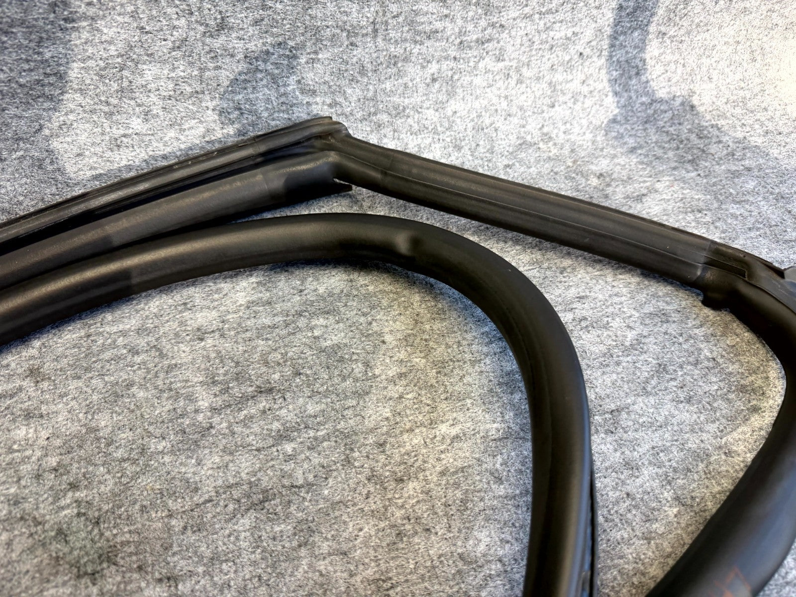 ♦️12-20 TESLA MODEL S FRONT LEFT DOOR WINDOW WEATHERSTRIP SEAL OEM, 1038405-00-A
