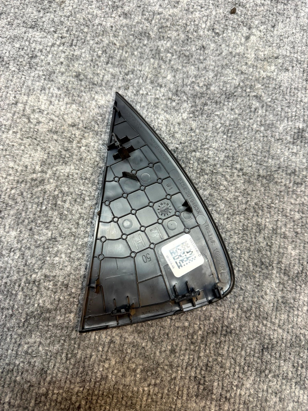 2020 - 2024 TESLA MODEL Y DASH LEFT SIDE END CAP TRIM COVER OEM, 1083361-00-D