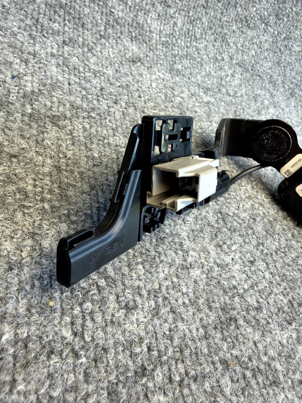 2017 - 2023 TESLA MODEL 3 REAR LEFT SIDE SEAT BELT BUCKLE OEM, 1085939-01-E