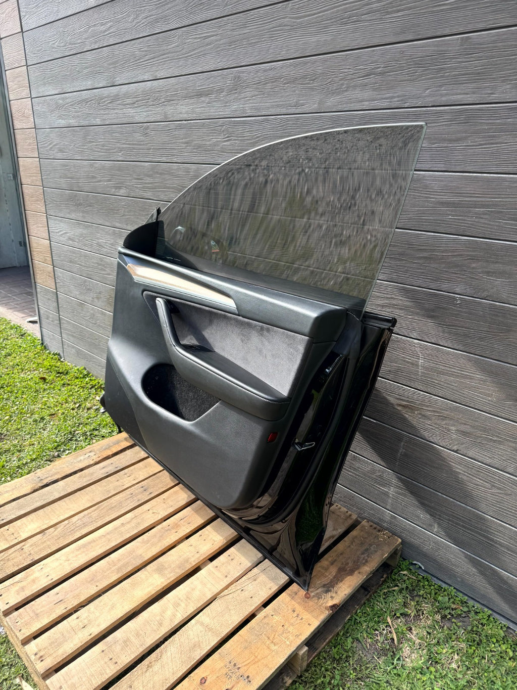 2020 - 2024 TESLA MODEL Y FRONT RIGHT SIDE DOOR SHELL ASSEMBLY OEM, 1501462-E0-A